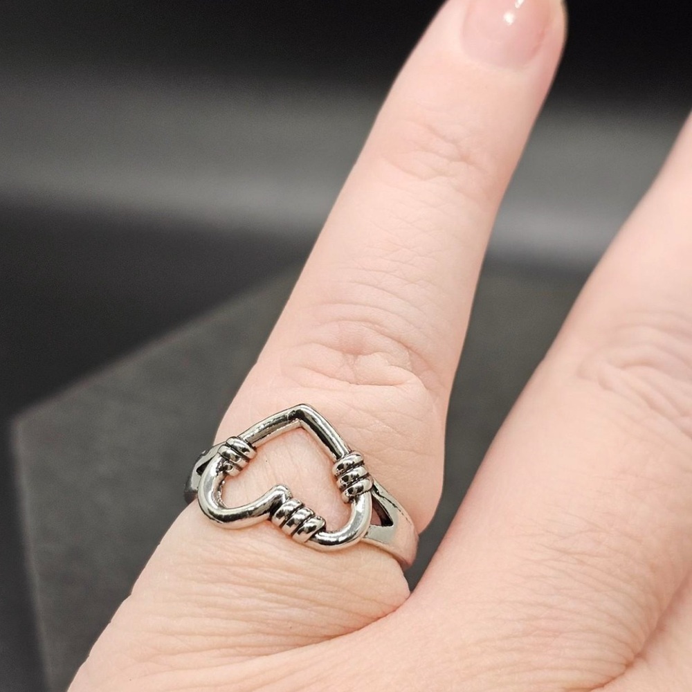 Silver Heart knotted Ring Size 8